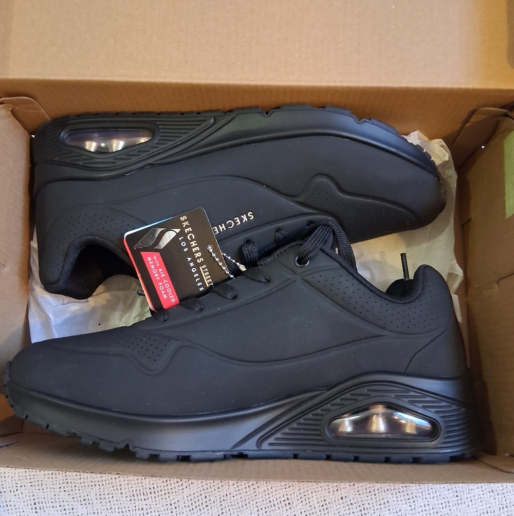 NWT Skechers Street with air-cooled Memory Foam Sneakers 10 Black